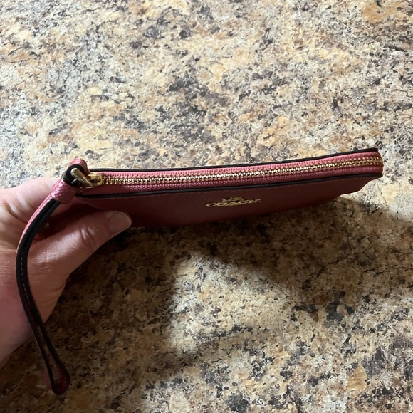 🌸 Coach Metallic Rose Pink Wristlet Pouch with Wrist Strap - Picture 4 of 7
